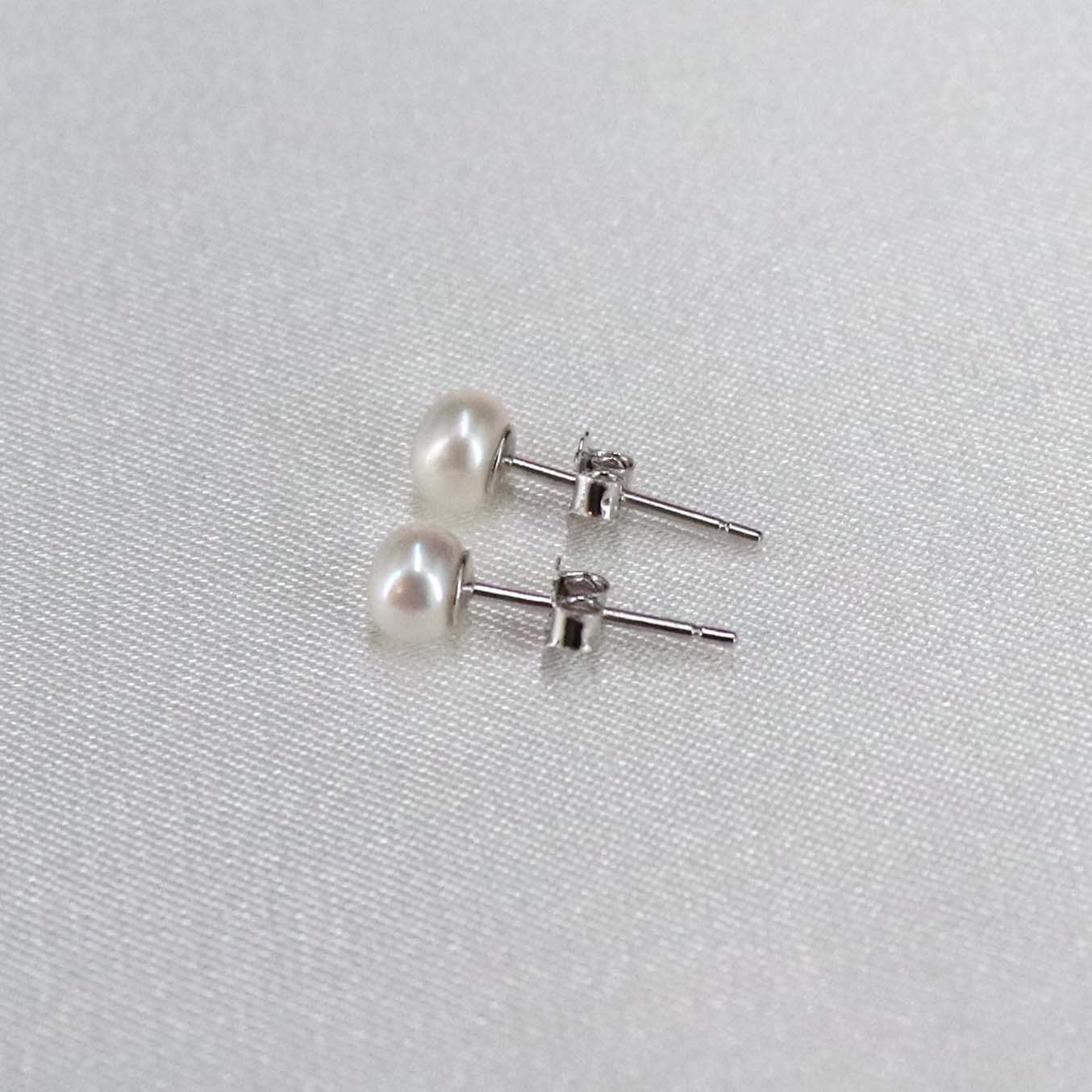 6 mm pärlörhängen