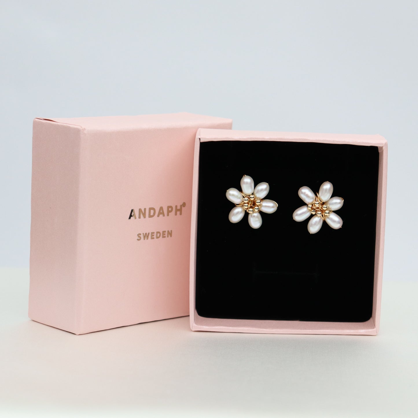 Genuine pearl daisy stud earrings