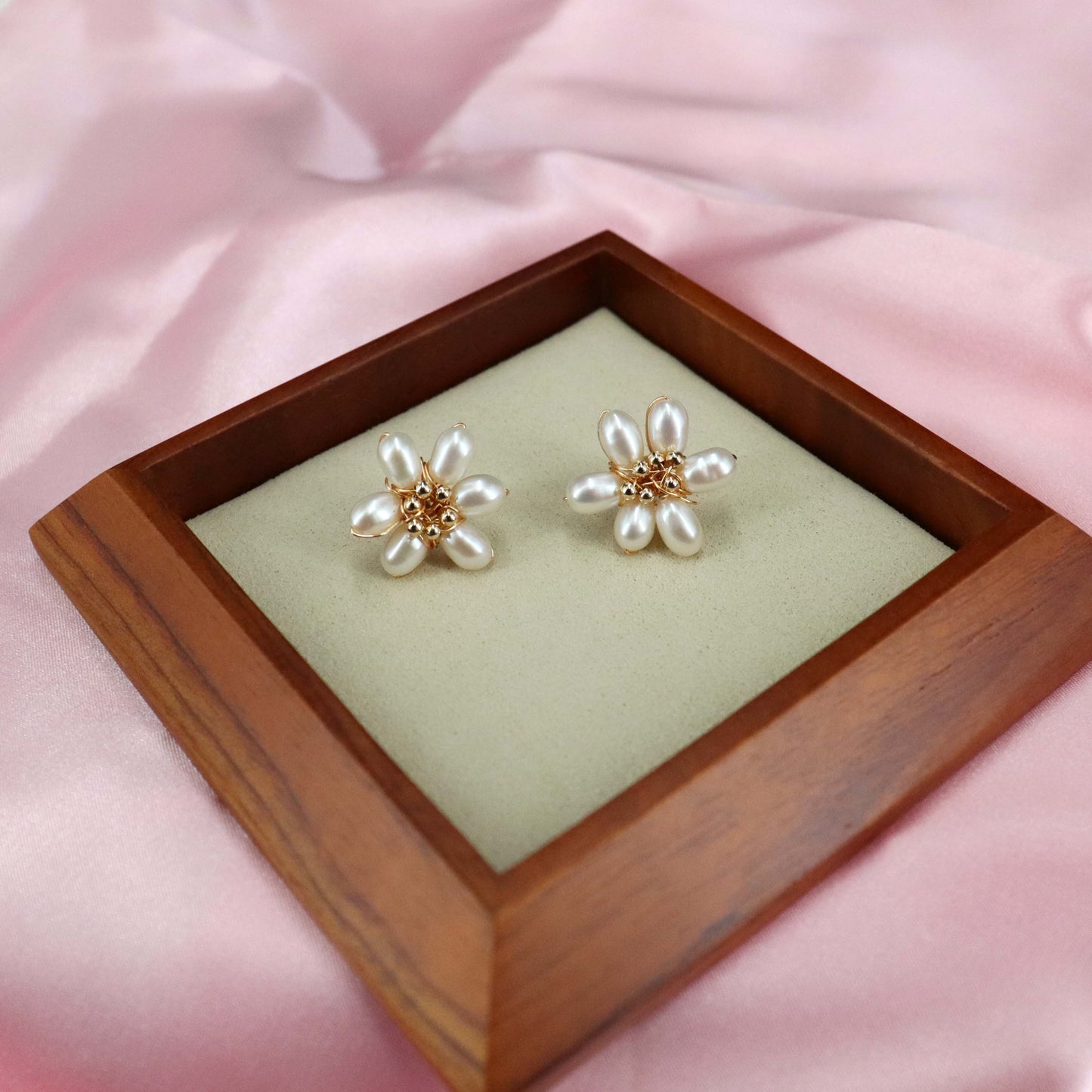 Genuine pearl daisy stud earrings