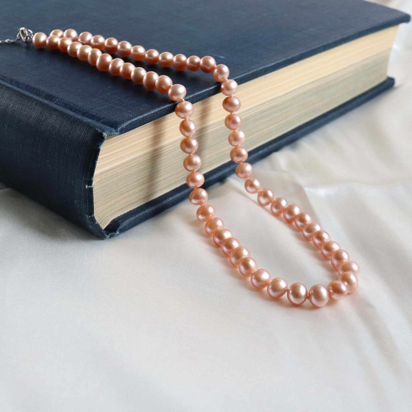 Lyxigt pärlhalsband