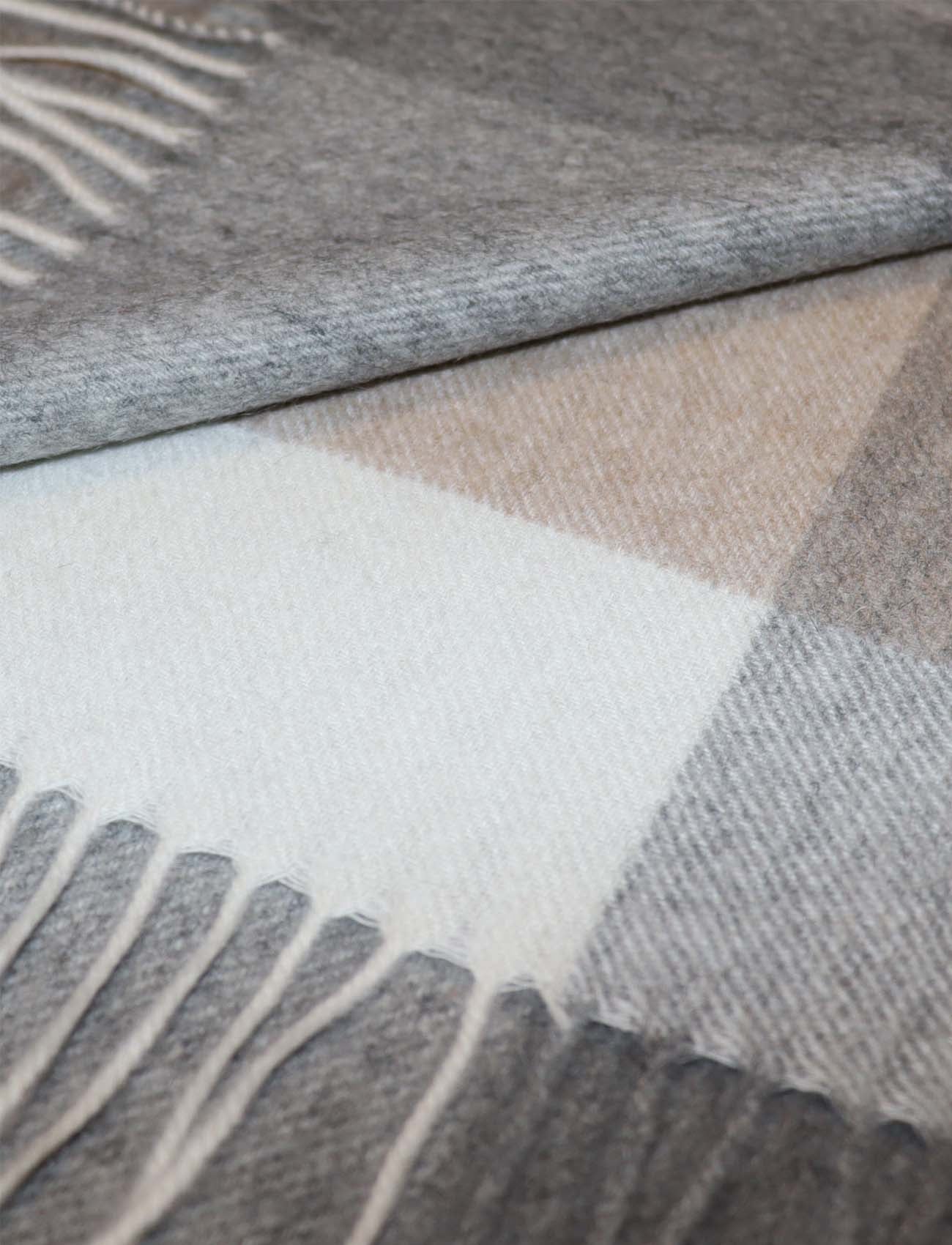 Plaid Cashmere Scarf in beige and grey for women and men details