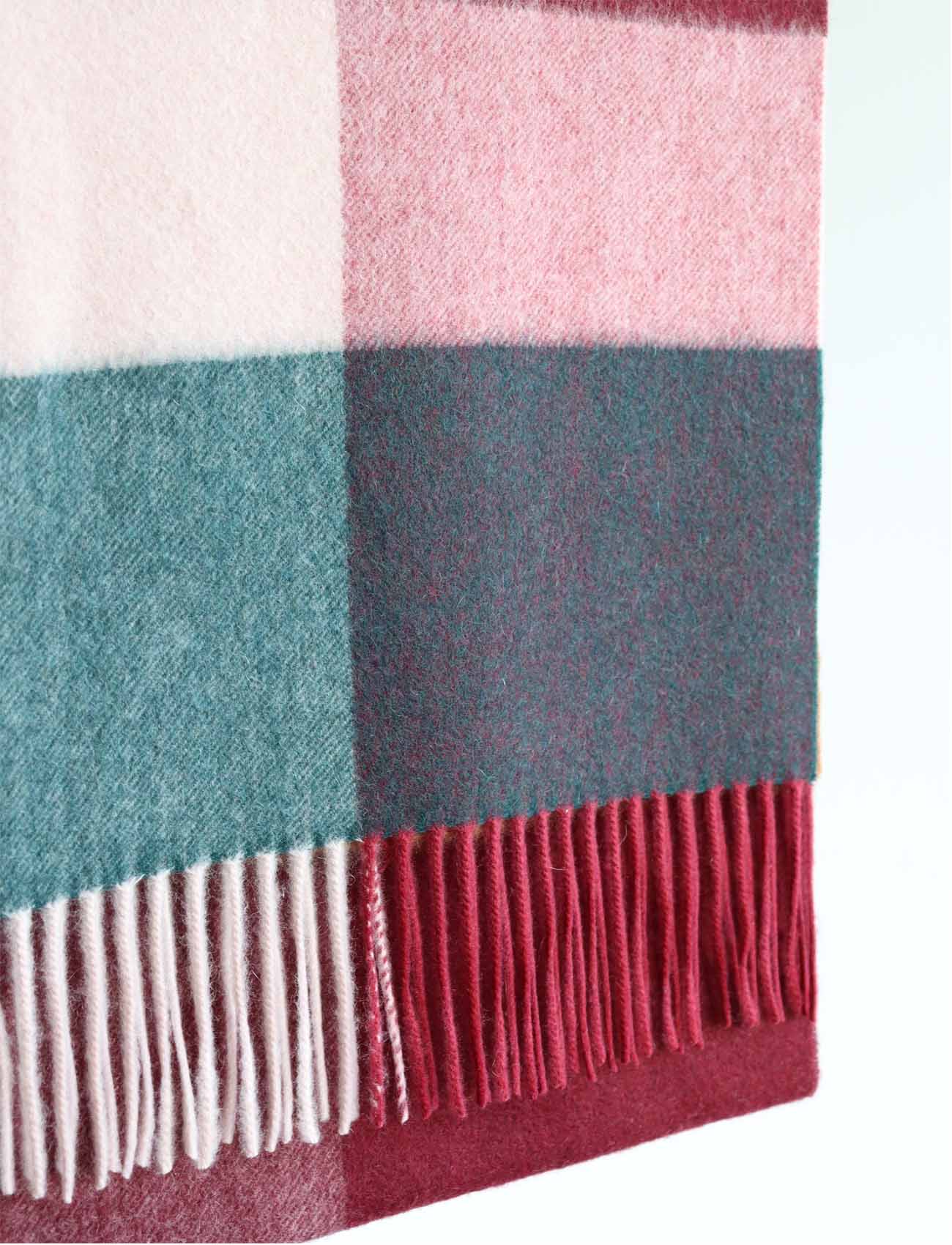 Plaid cashmere scarf in pink for women and men details
